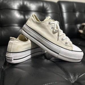 Converse Women’s Chuck Taylor All Star Lift Low Tops in White/Off White/Black